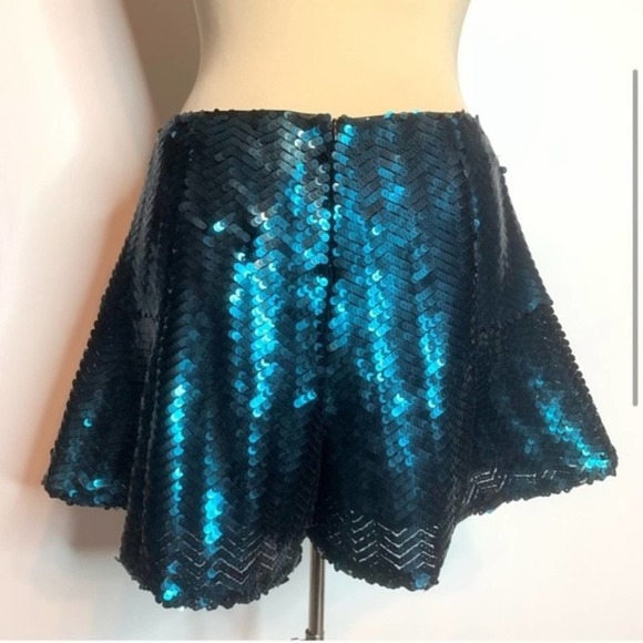 NWT lovers + friends flared leg sequin shorts - Picture 3 of 6